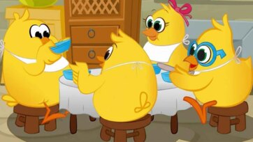 Funny Baby Chicks at Breakfast Time - Colorful Eggs and Cute Chick Family Play